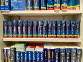 Djakarta, Indonésie, juillet 2, 2022 Photos de Anglais dictionnaire livres sur une étagère à livres dans une libraires boutique, soigneusement doublé en haut