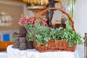 vert fleur panier sur le table photo