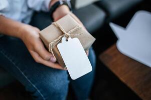 fille en portant une cadeau boîte photo