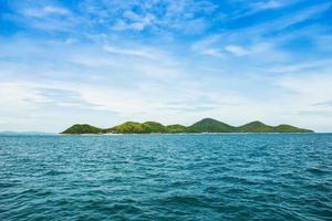 tropical île avec mer et ciel photo