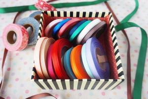 une peu Rouleaux de coloré ruban pour artisanat, Fait main articles et DIY photo