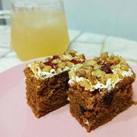 délicieux et en bonne santé carotte gâteau avec fruit et baies pour petit déjeuner sur une rose assiette photo