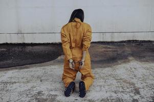 concept de prisonnier en robe orange, portrait d'une femme asiatique en uniforme de prison sur fond blanc, photo