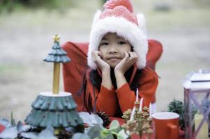 portrait de peu fille dans Noël festival, asiatique enfant hiver vacances photo