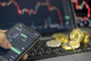 main vendre ou acheter une pièce de monnaie crypto-monnaie sur téléphone intelligent. bitcoin sur graphique Contexte. virtuel crypto-monnaie concept. numérique pour defi décentralisé financier bancaire p2p échange investissement La technologie photo