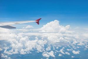 aile d'un avion volant dans le ciel photo