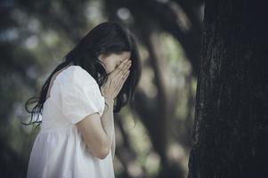 belle fille asiatique se sent seule dans la forêt, concept de femme triste, thaïlande, dame tristesse à propos de l'amour de son petit ami, elle se sent le cœur brisé photo