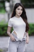 portrait de magnifique asiatique femme, moderne style de fille photo