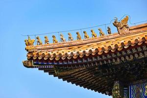 toit de le salle de suprême harmonie-à le interdit ville, Pékin. le nombre de personnages indiquer cette cette a été une bâtiment de le le plus élevé importance. photo