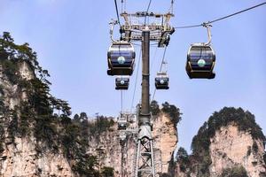 Hunan, Chine- fév 29, 2016. Tianmen Shan câble voiture est le le plus long câble voiture balade dans le monde, couvrant une distance de 7 455 mètres. le voiture court de zhangjiajie centre ville en haut à Tianmen Shan, Chine photo