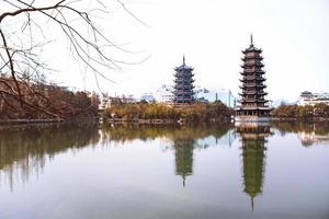 Soleil et lune pagodes dans centre ville de Guilin, Guangxi province, Chine. photo