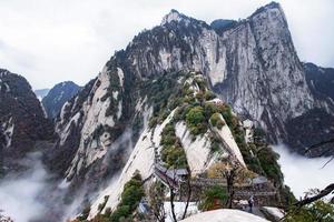 huashan Montagne. le le plus élevé de Chine cinq sacré montagnes, appelé le Ouest montagne, eh bien connu pour raide les sentiers, Stupéfiant falaises et grandiose paysage photo