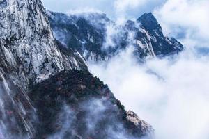 huashan Montagne. le le plus élevé de Chine cinq sacré montagnes, appelé le Ouest montagne, eh bien connu pour raide les sentiers, Stupéfiant falaises et grandiose paysage photo