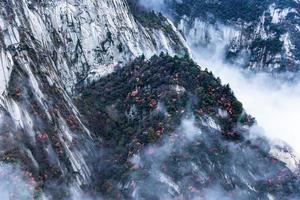 huashan Montagne. le le plus élevé de Chine cinq sacré montagnes, appelé le Ouest montagne, eh bien connu pour raide les sentiers, Stupéfiant falaises et grandiose paysage photo
