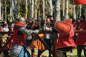 bataille de chevaliers en armure joutes à Bichkek, Kirghizistan 2019 photo