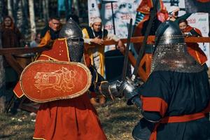 Bataille de chevaliers en armure avec des épées à Bichkek, Kirghizistan 2019 photo