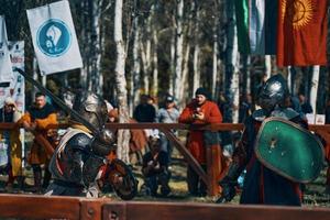 Bataille de chevaliers en armure avec des épées à Bichkek, Kirghizistan 2019 photo