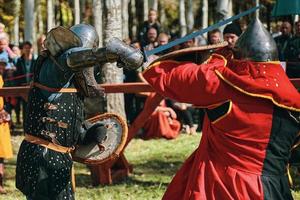 Bataille de chevaliers en armure avec des épées à Bichkek, Kirghizistan 2019 photo