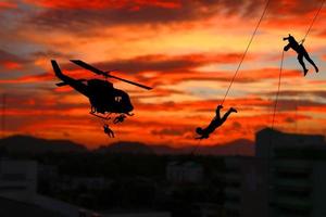 silhouette soldats rappel vers le bas à attaque de hélicoptère avec le coucher du soleil et copie espace ajouter texte photo