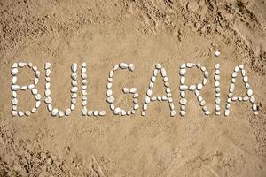 Bulgarie - mot fabriqué avec des pierres sur le sable photo