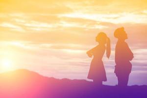 silhouette de une en colère femme et homme sur chaque autre photo