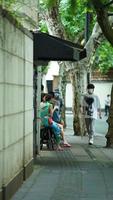 Shanghai ville, Chine, 2022 - le gens avec le masque sur le rue pendant le covid19 photo