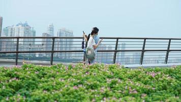 guangzhou ville, Chine, 2022 - le ville rue vue avec le en voyageant gens dans le ville dans été photo