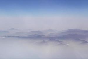 vue sur volcan et zagros montagnes parmi des nuages photo