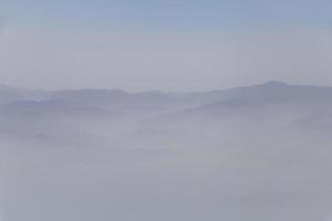 vue sur pics de zagros montagnes parmi des nuages photo