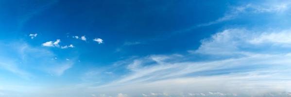 ciel panoramique avec des nuages par une journée ensoleillée. beau nuage de cirrus.