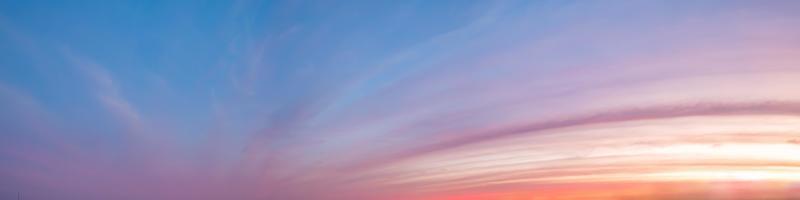 ciel panoramique spectaculaire avec des nuages sur l'heure du lever et du coucher du soleil. image panoramique. photo