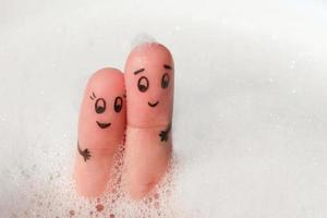 doigt art de content couple baigner dans une baignoire avec mousse. photo