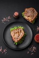 délicieux sandwich avec croustillant griller, poulet, tomates et salade photo