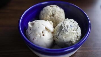 fait maison la glace crème sur une bleu céramique bol. photo