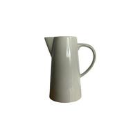 lumière gris céramique cruche pour lait, eau, fleur vase, coupé isolé objet, coupure chemin photo