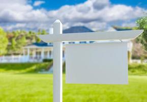 Vide réel biens signe dans de face de Nouveau maison. photo