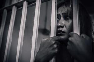 mains de femmes désespéré à capture le le fer prison, prisonnier concept, thaïlande les gens, j'espère à être gratuit, si le violer le loi aurait être arrêté et emprisonné photo