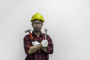 technicien porter casque avec clé dans main isoler sur blanc arrière-plan, Thaïlande les gens, le travail journée concept photo