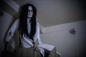portrait d'une femme asiatique maquillage fantôme, scène d'horreur effrayante pour le fond, concept de festival d'halloween, affiche de films fantômes, esprit en colère dans l'appartement photo