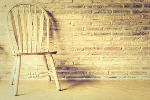 chaise en bois au mur photo