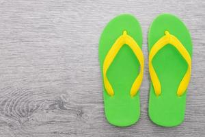 flip flop sur fond de bois photo