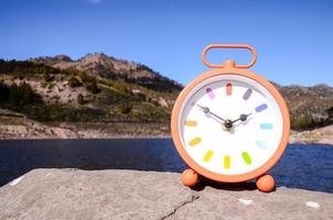 horloge sur les rochers photo