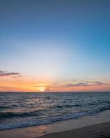 panorama de face point de vue paysage Voyage été mer vent vague cool sur vacances calme côtier gros Soleil ensemble ciel lumière Orange d'or la nature tropical magnifique soir heure journée à coup san plage Thaïlande. photo