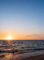 panorama de face point de vue paysage Voyage été mer vent vague cool sur vacances calme côtier gros Soleil ensemble ciel lumière Orange d'or la nature tropical magnifique soir heure journée à coup san plage Thaïlande. photo