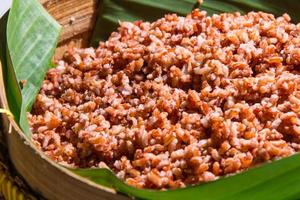 cuit marron riz, rouge riz, riz baie dans une tissé bambou panier couvert avec banane feuilles, biologique nourriture, en bonne santé alimentaire. photo