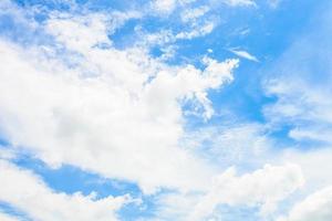nuage blanc sur fond de ciel bleu photo
