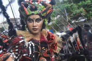 jember, jawa Timour, Indonésie - août 25, 2015 jember mode carnaval les participants sont donnant leur meilleur performance avec leur costumes et expressions pendant le événement, sélectif se concentrer. photo