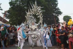 jember, jawa Timour, Indonésie - août 25, 2015 jember mode carnaval les participants sont donnant leur meilleur performance avec leur costumes et expressions pendant le événement, sélectif se concentrer. photo