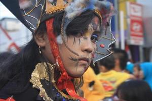 jember, jawa Timour, Indonésie - août 25, 2015 jember mode carnaval les participants sont donnant leur meilleur performance avec leur costumes et expressions pendant le événement, sélectif se concentrer. photo