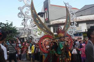 jember, jawa Timour, Indonésie - août 25, 2015 jember mode carnaval les participants sont donnant leur meilleur performance avec leur costumes et expressions pendant le événement, sélectif se concentrer. photo